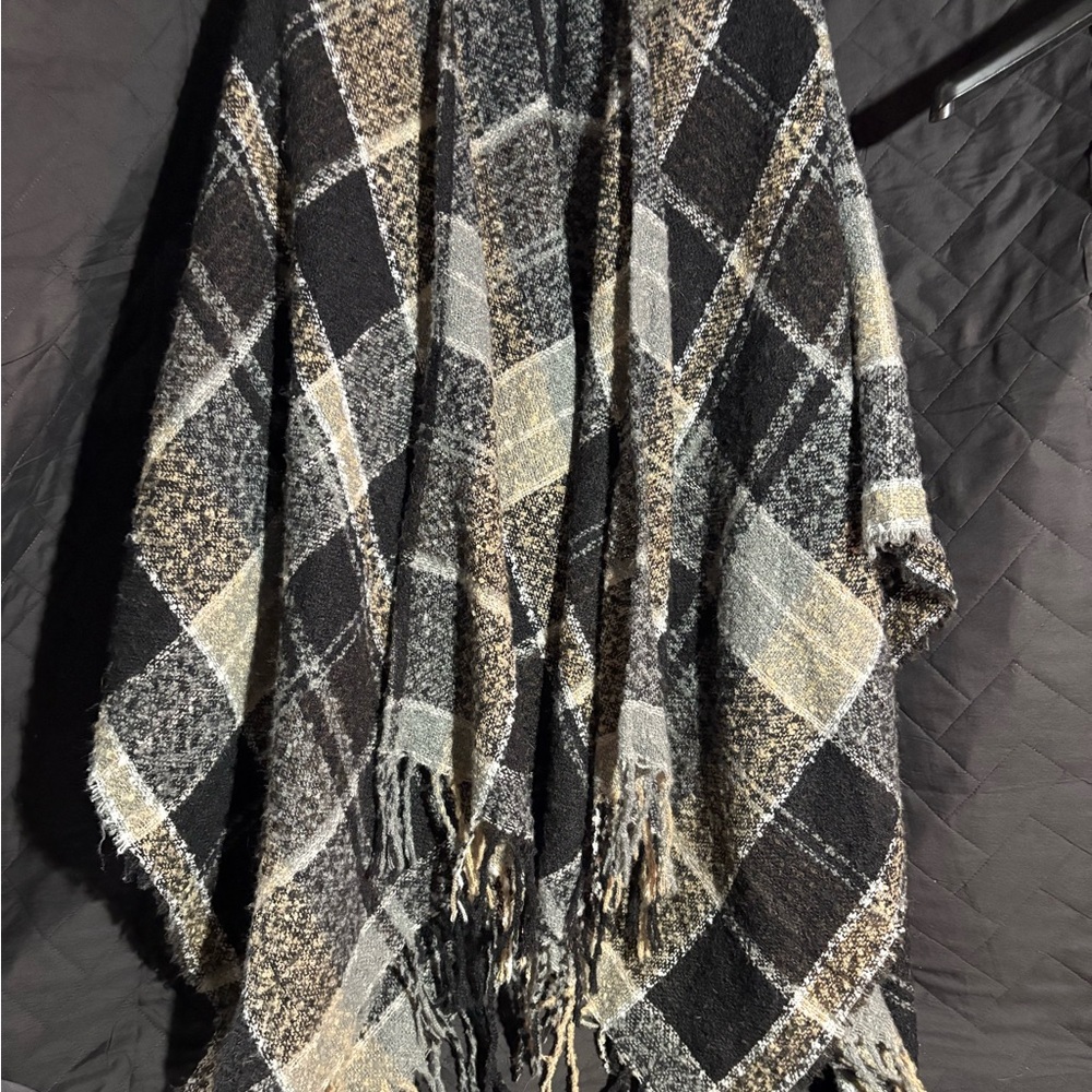 GANZ Large Plaid Pattern Textured Cape with Fringe